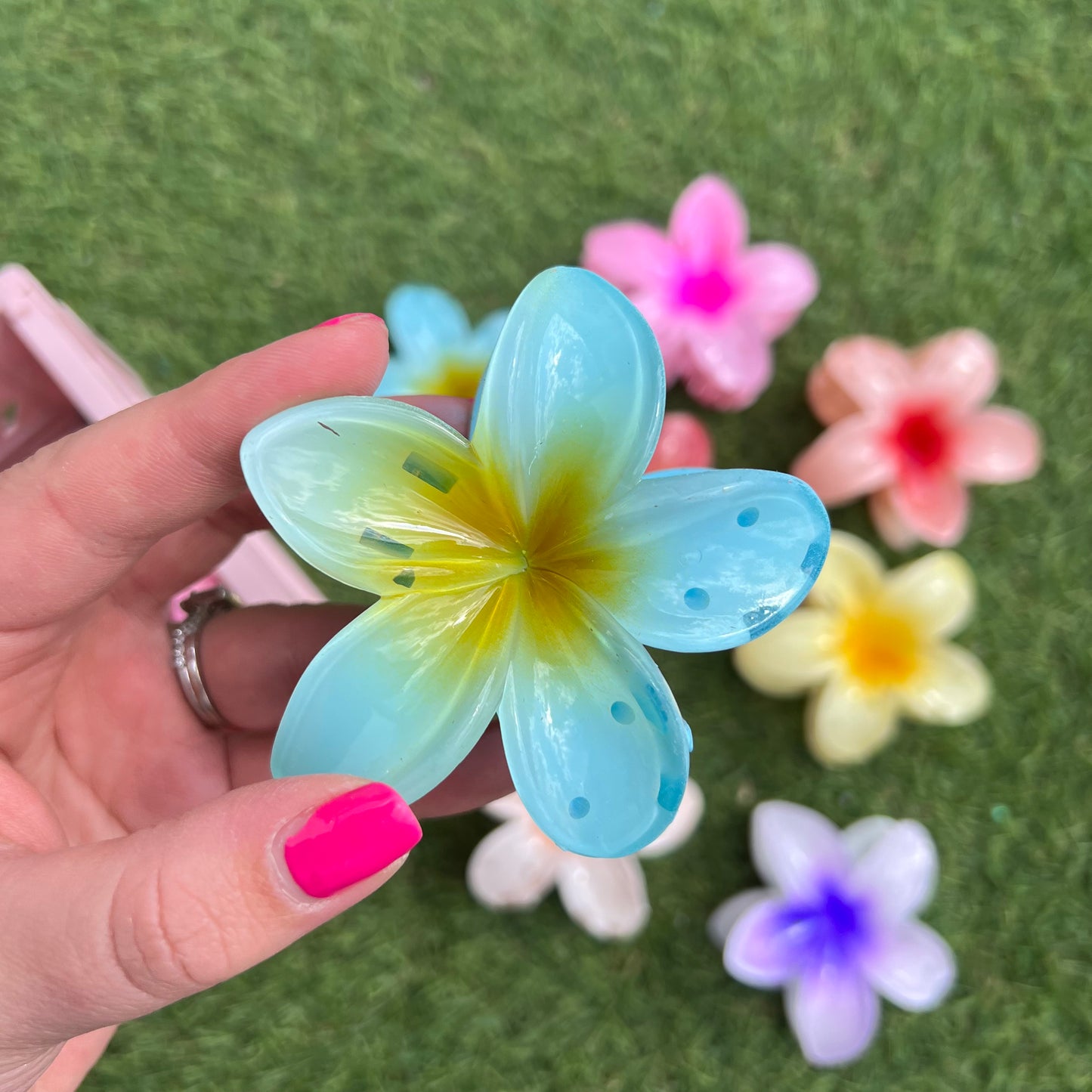 Hibiscus Claw Hair Clips